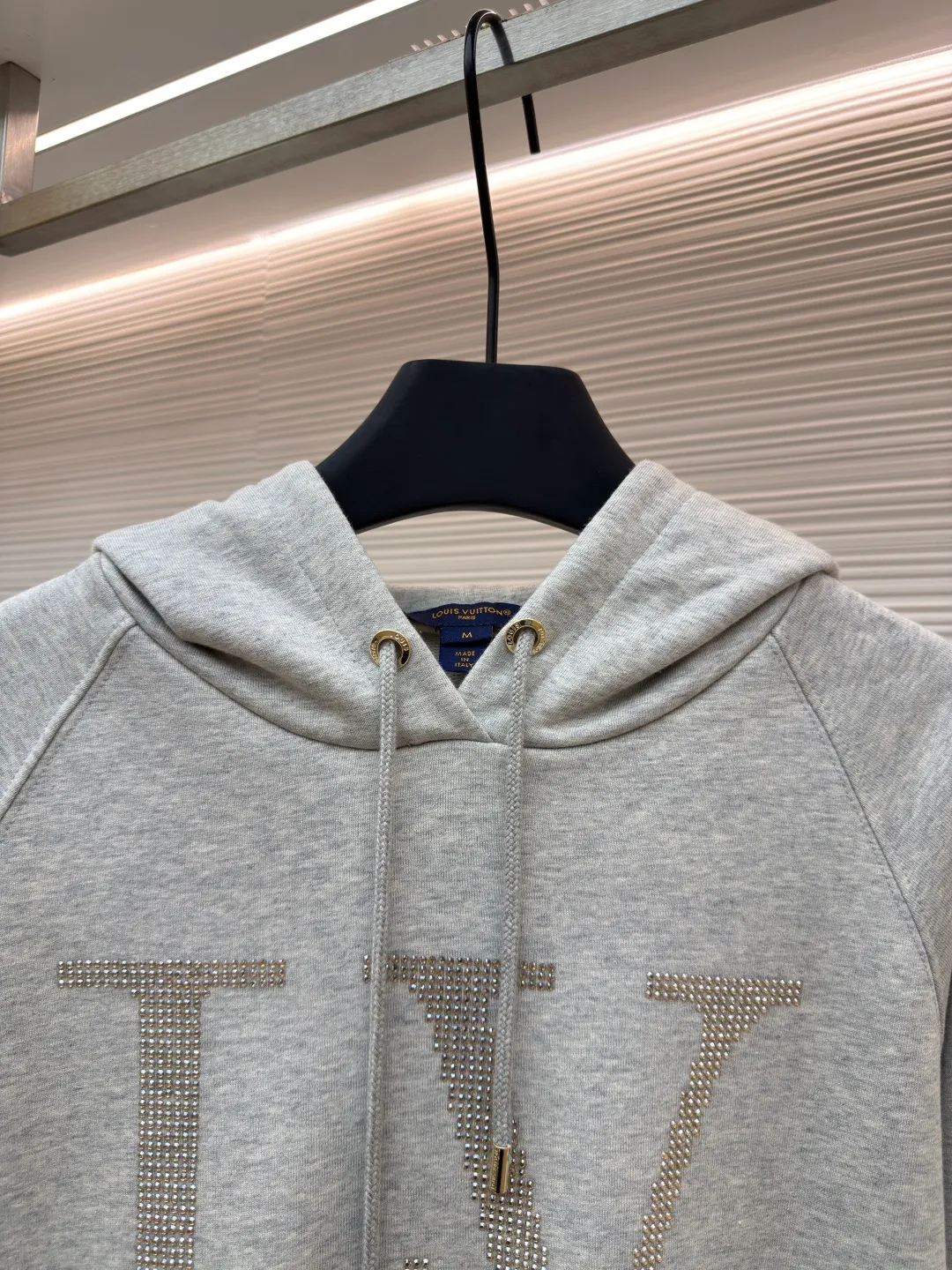 LOUIS VUITTON hooded sweatshirt with diamond letters ●Original version: Purchased and developed for 12999 ●Item number: 1680721-A75 ●Fabric: Pure cotton fish scale base fabric ●Technology: Decorated with rhinestone brand elements ●Version: Fitted version ●Weight: about 660 grams ●Size: S-M-L-XL ●Description: The fabric is made of 16S double yarn + 10S fish scale bottom brushed fabric, 380g, with 26S double yarn rib fabric 470g. The terry terry sweatshirt is composed of a veil, binding yarn and base yarn. Taking into account both breathability and comfort, the overall design is light, comfortable and has a good silhouette. It is characterized by soft feel, solid texture, and excellent extensibility, elasticity, wrinkle resistance, and hygroscopicity. Enlarge the classic letter rhinestone as a decorative element to enhance the sense of luxury and recognition. The surface is densely inlaid with rhinestones, forming a bright halo; the three-dimensional convex inlay effect enhances the visual impact. Rhinestone is a man-made gemstone that enhances the sophistication of designs with its sparkling luster. Laineite is a synthetic gemstone with high transparency and luster, creating a sparkling and three-dimensional print effect. The number and position of the particles on the plate are exactly the same, so that the graphics remain consistent with the original renderings. Precisely positioned laser engraving ensures a symmetrical arrangement of rhinestones; high temperature embeds the rhinestones on the surface of the fabric to increase firmness. The overall wiring is straight and delicate, the fabric is comfortable and soft, and the color is consistent without color difference. It can be matched with the same style to create a fashionable look and control various occasions. Customized accessories, complete with three standards, same style for men and women!